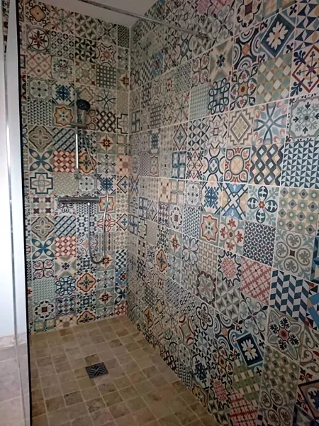 Douche à l'italienne en carreaux de ciment, posée par Yoann Micallef