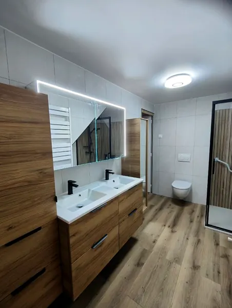 Double vasque en bois et miroir lumineux, posés par Yoann Micallef