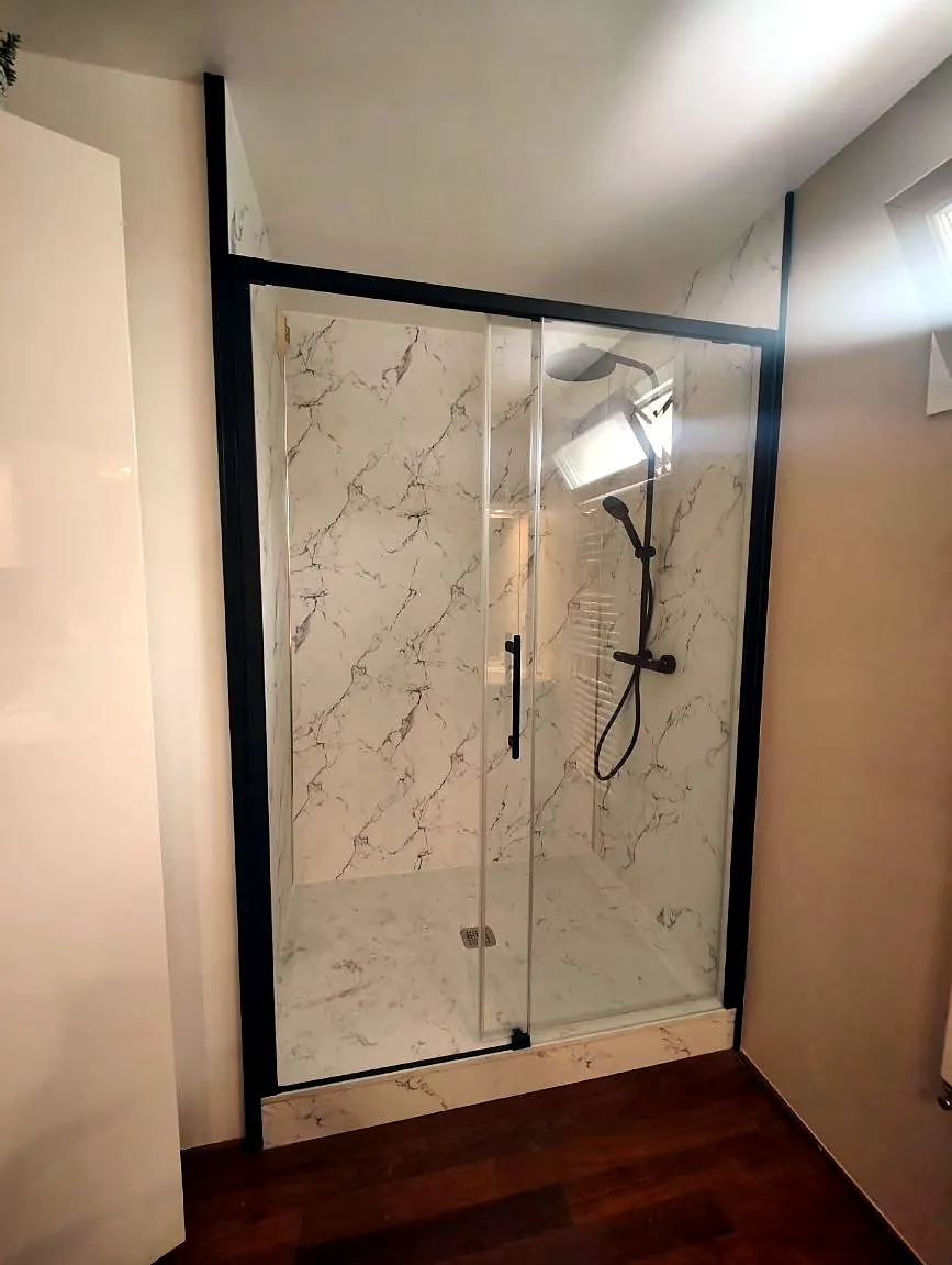 Douche effet marbre avec paroi noire, posée par Yoann Micallef