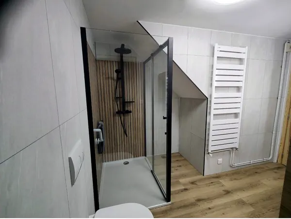 Douche sous pente, bois et noir, posée par Yoann Micallef