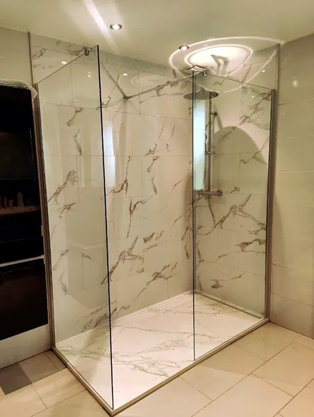 Douche à l'italienne effet marbre, posée par Yoann Micallef